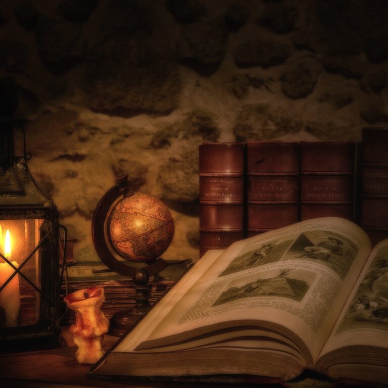 Adventory TreasureQuest - Närbild på uppslagen bok, bredvis skymtar en tänd lykta, ett äppleskrutt och en liten jordglob.